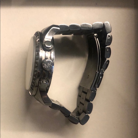 Michael Kors Women’s Watch Oversized Runway Metallic Black - Picture 4 of 7